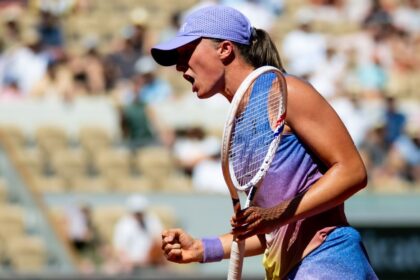 Swiatek advances to round 4 with Sabalenka French Open