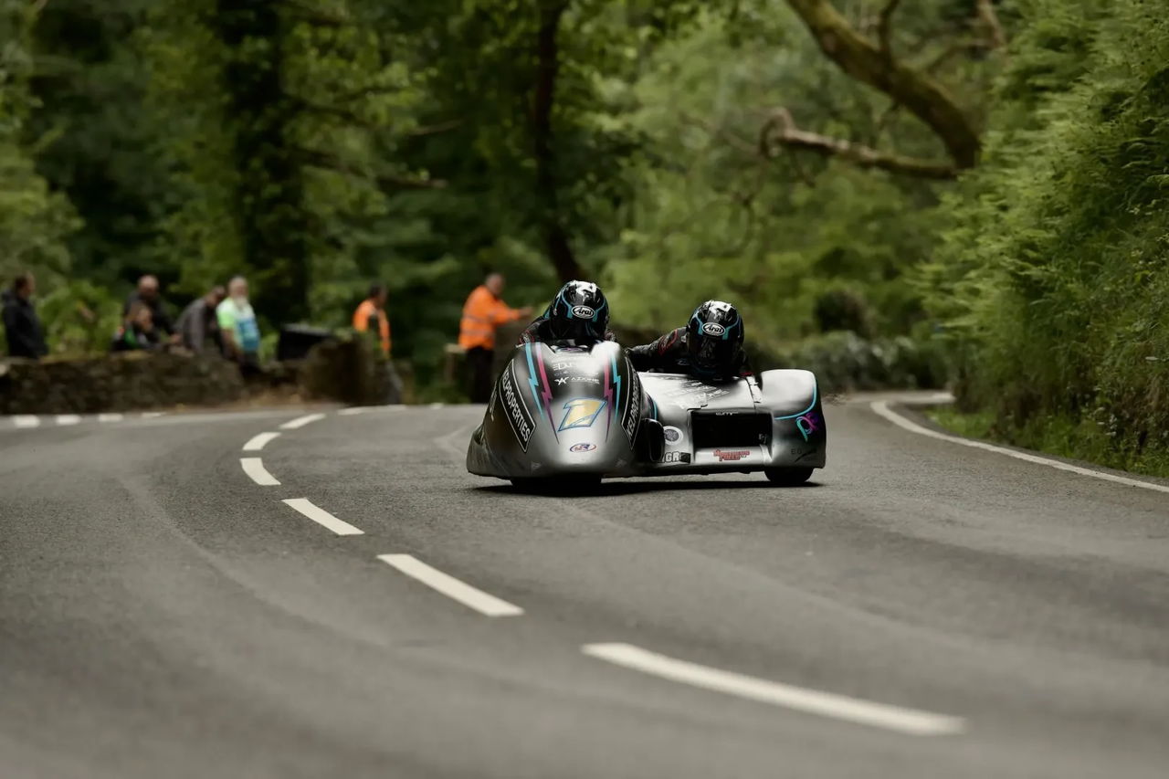 2025 Man TT: First Sidecar 121mph Lap Set Crows Dominate for Winning