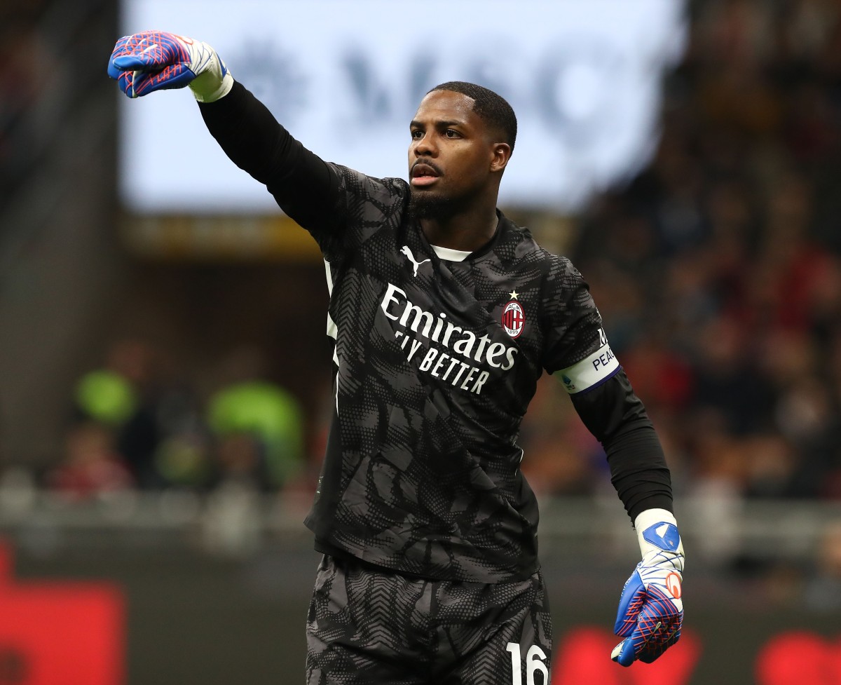 AC Milan goalkeeper Mike Maignan in action against Napoli