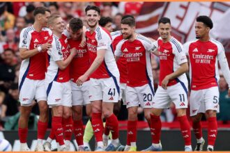 Arsenal players celebrate against Brentford at the Emirates Stadium