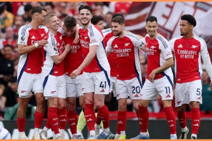 Arsenal players celebrate against Brentford at the Emirates Stadium