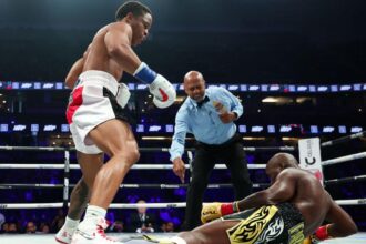 Floyd Schofield brushes negativity and gets a thunderous knockout from Tevin Farmer within a minute