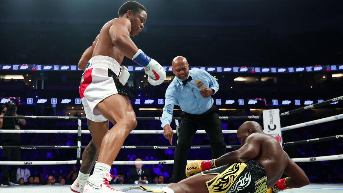 Floyd Schofield brushes negativity and gets a thunderous knockout from Tevin Farmer within a minute