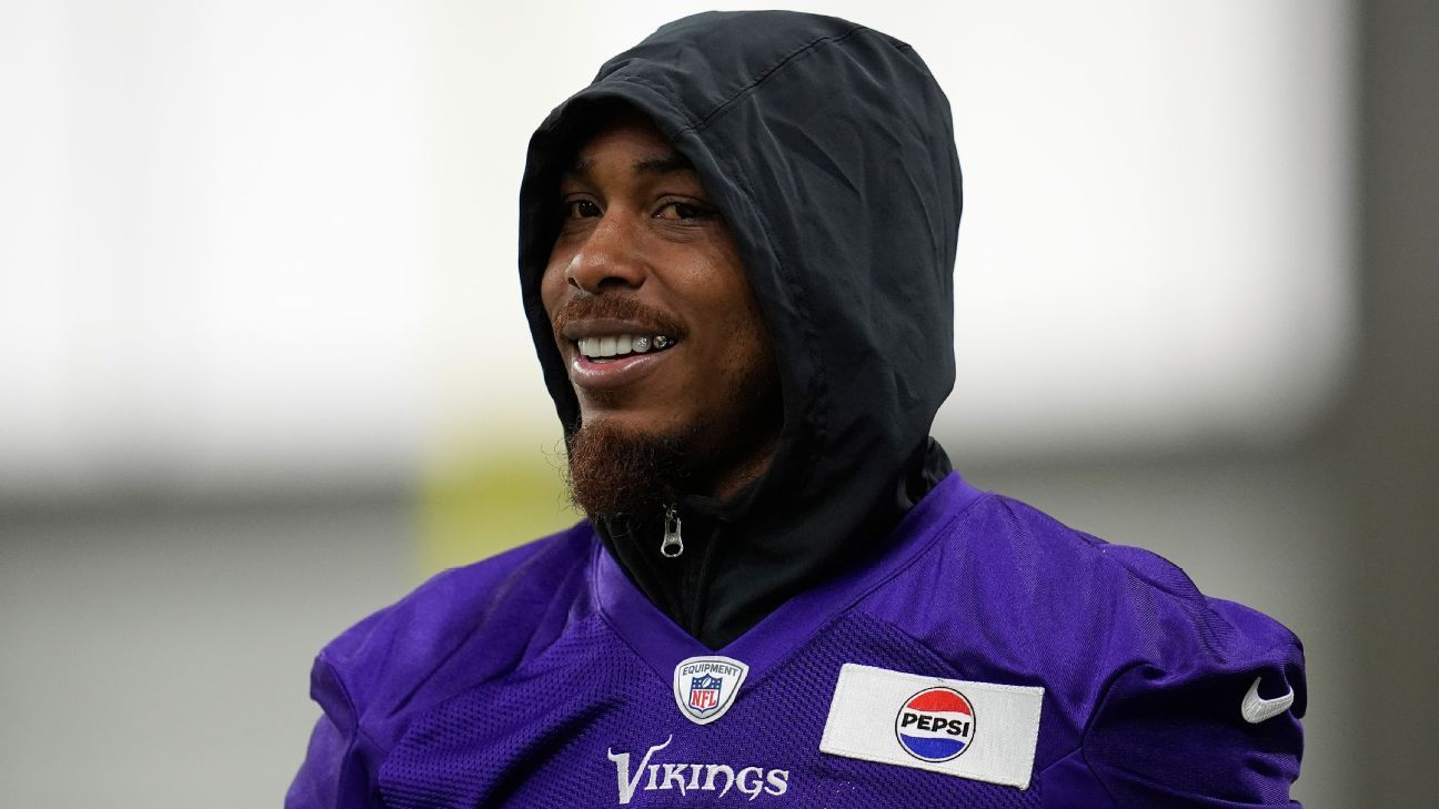 Justin Jefferson with JJ McCarthy in the Vikings OTA