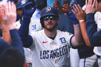 Max Muncy hits his 200th career HR and sparks the Dodgers' offense with a three-run shot