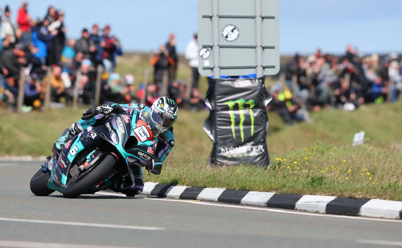 The Struggle of Michael Dunlop TT Superstock on Isle of Man: "We've had problems all week."