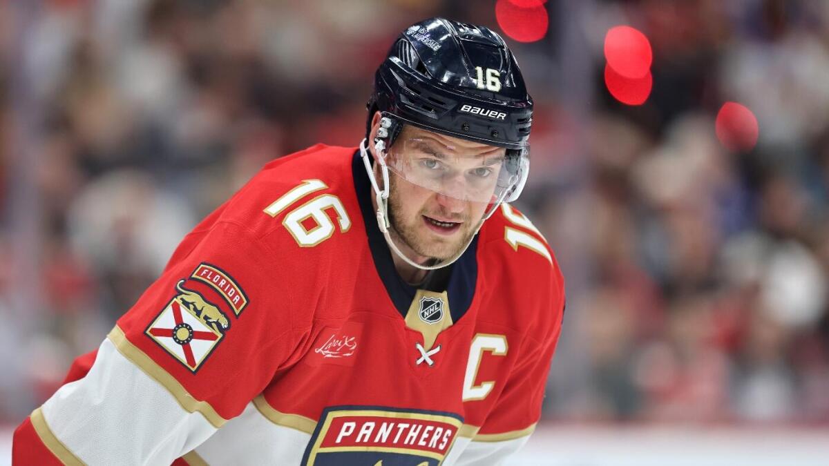 Watch: Alexander Barkov of the Panthers was surprised by the Serke trophy by a patient at a Children's Hospital