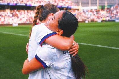 Lo'eau Labonta makes his historic debut with a 3-0 victory over China for women in the US
