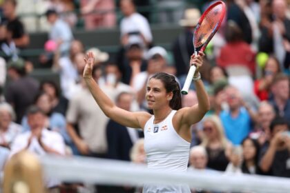 Emma Navarro puts tops on defense against Wimbledon champion Barbora Clezikova