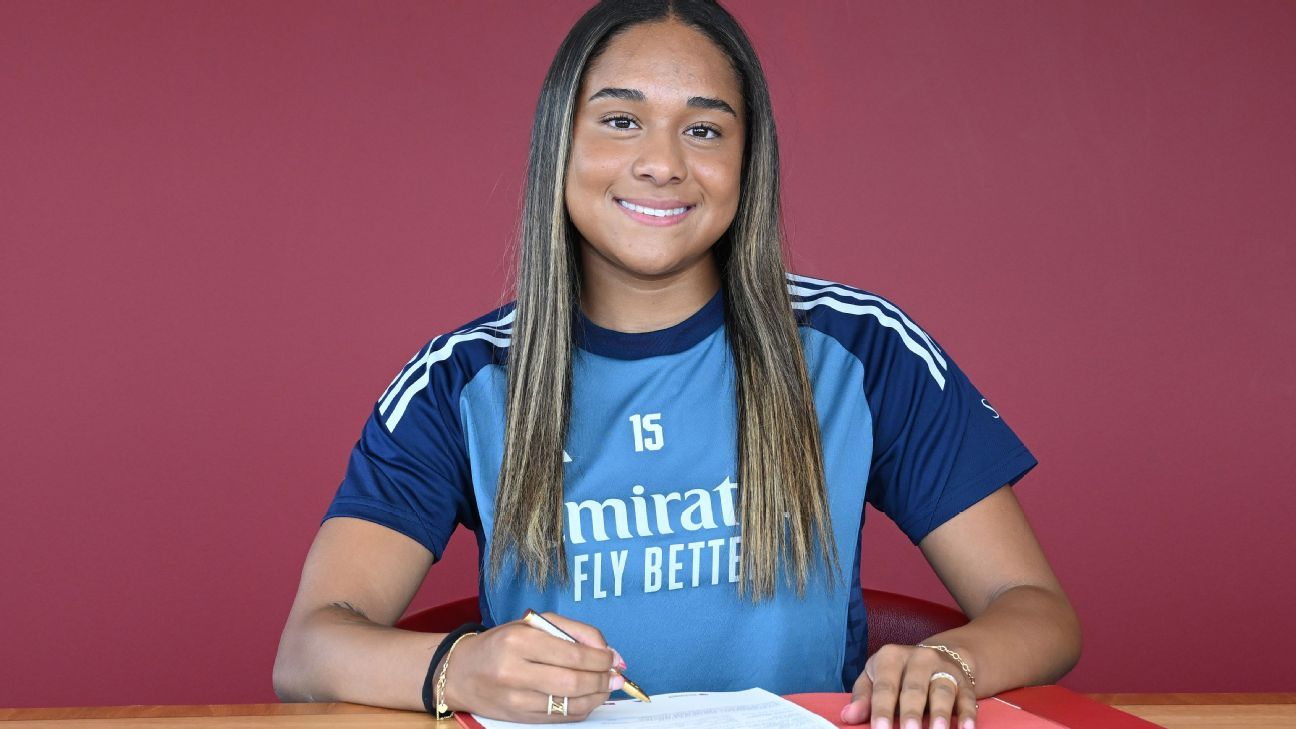 Arsenal signs Olivia Smith in World Record Transfer