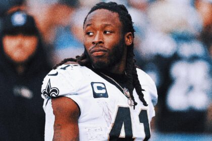 Alvin Kamara interacts after Wild's first pitch before the Cardinals Cubs game