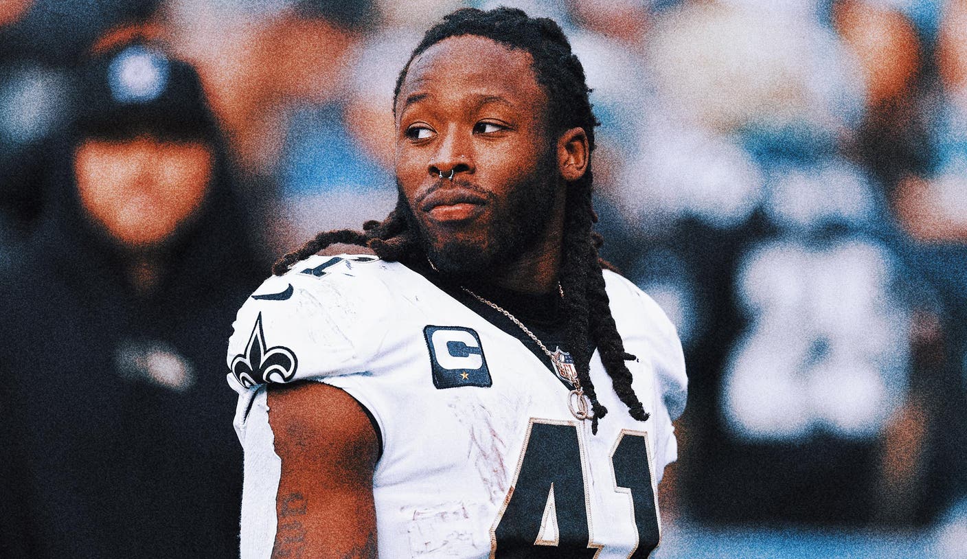 Alvin Kamara interacts after Wild's first pitch before the Cardinals Cubs game