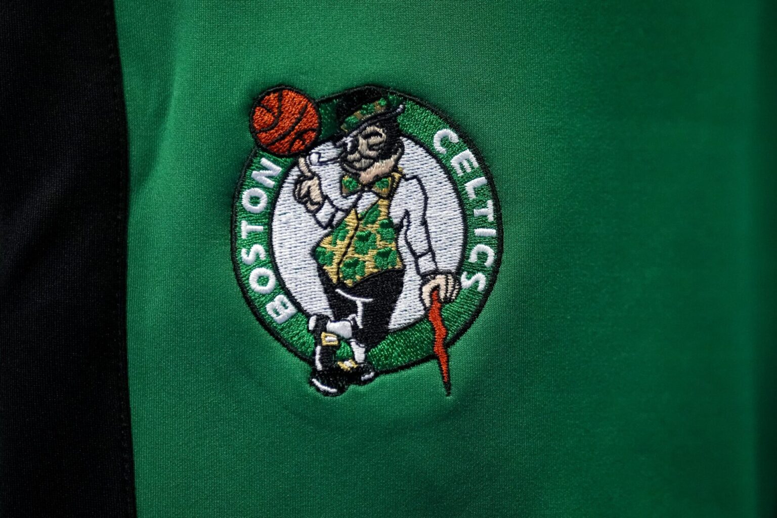"I'll sign him right away" ... Boston Celtics fans believe the team's next center has just stepped up.