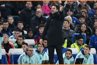 Arsenal manager Mikel Arteta shouts instructions against Chelsea