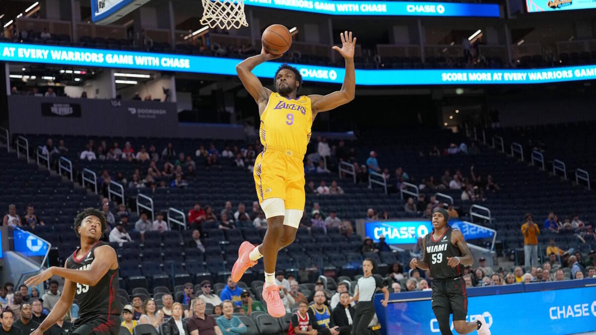 Watch: Bronnie James throws off an impressive one-handed slam in her summer league debut in 2025