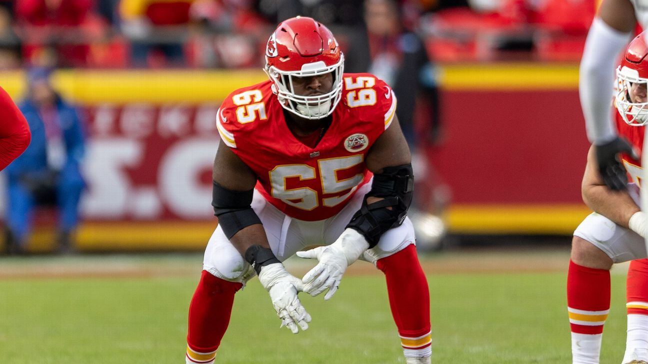 Sources - Chief Guard Tray Smith agrees to a $94 million deal for four years