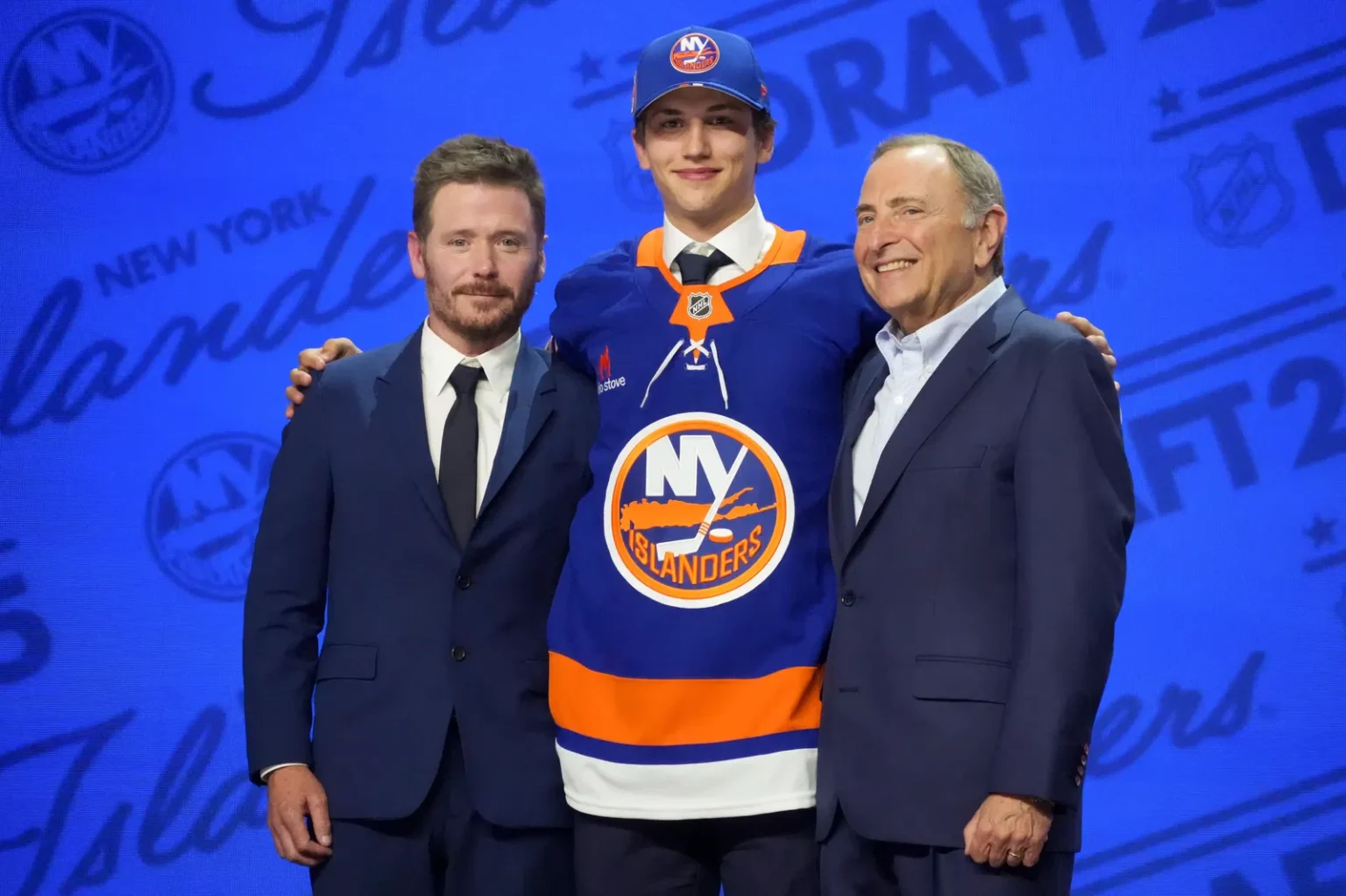 Islanders sign entry-level deals to 16th General Pick Victor Ecklund
