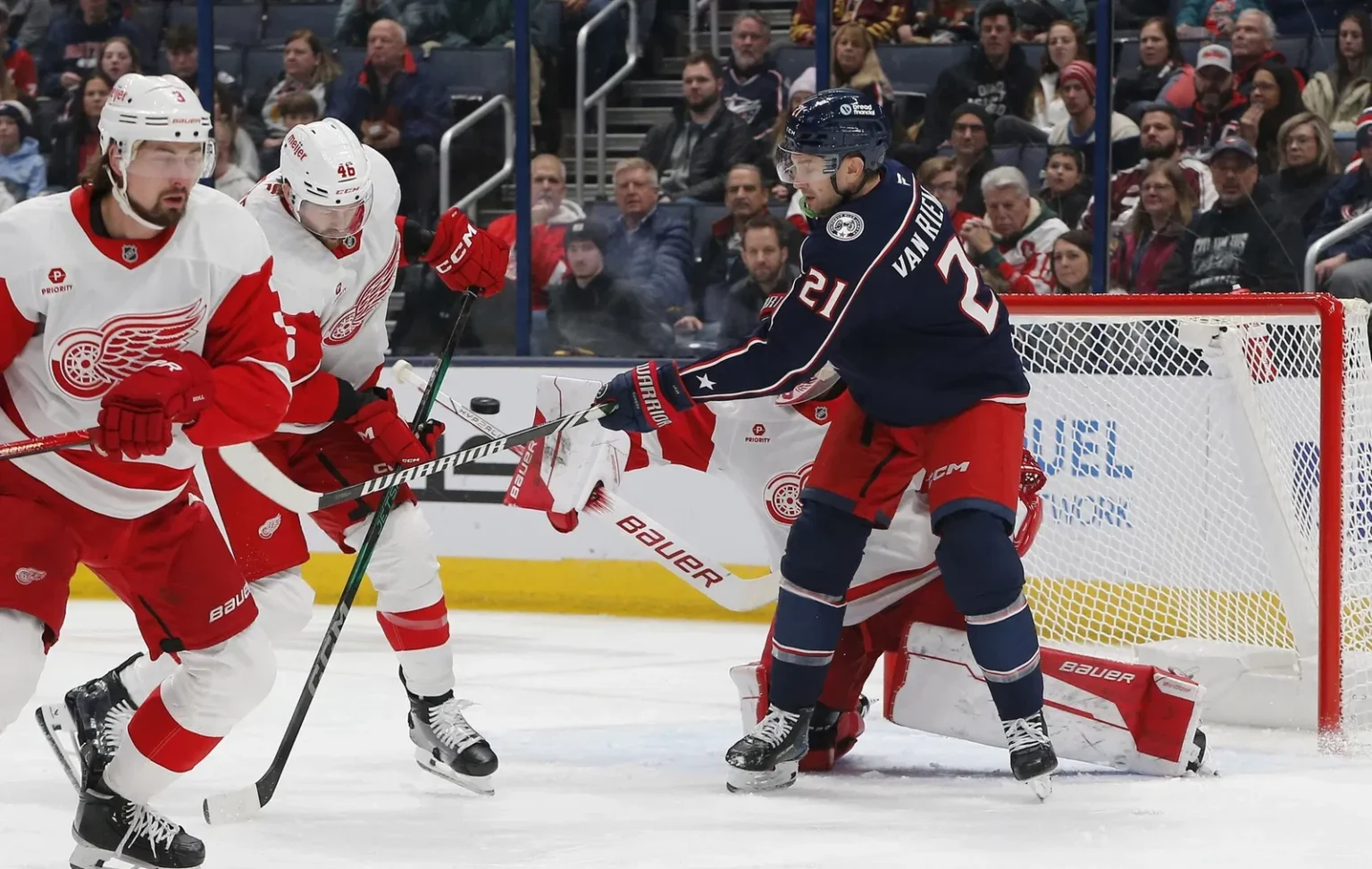 James Van Riemsdyk emulates former Red Wings netfrontmaster Tomas Holmstrom: "It was the guy I saw."