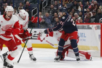 James Van Riemsdyk emulates former Red Wings netfrontmaster Tomas Holmstrom: "It was the guy I saw."