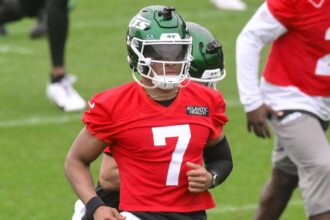 Jets-QB Justinfield dislocated his toe to avoid serious injuries