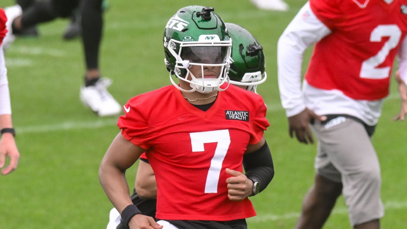 Jets-QB Justinfield dislocated his toe to avoid serious injuries