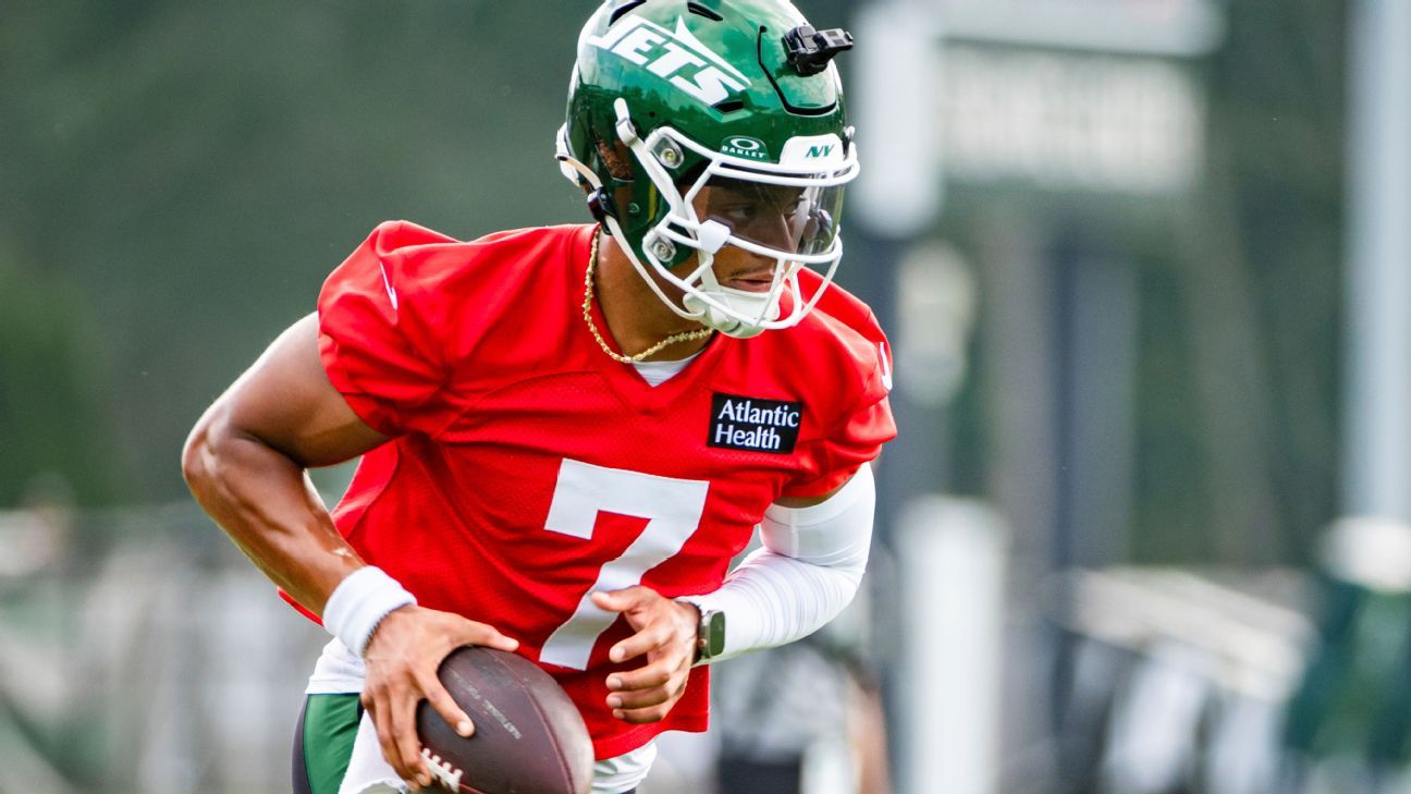 Justin Fields of the Jets "reliefed me that his toe injury wasn't bad.