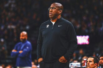 The Knicks find a replacement for Tom Thibodeau and reportedly hire Mike Brown as the next HC