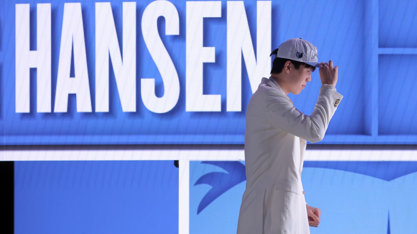 NBA Summer League Day 2: Jan Hansen is Fun - and Las Vegas Loves him