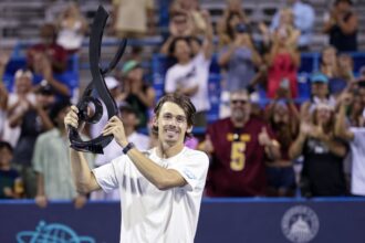 "Lucky" Alex de Minauer saves 3 match points to win DC Open