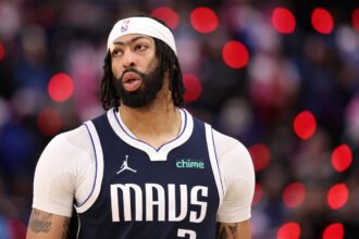 Mavericks' Anthony Davis undergoes surgery to repair an isolated retina that is expected to be ready to start the season