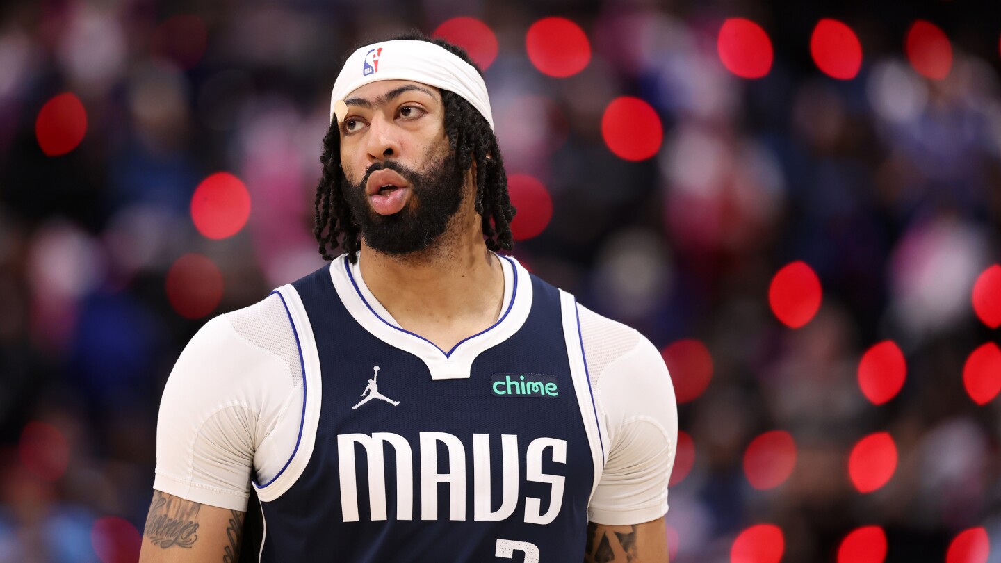 Mavericks' Anthony Davis undergoes surgery to repair an isolated retina that is expected to be ready to start the season