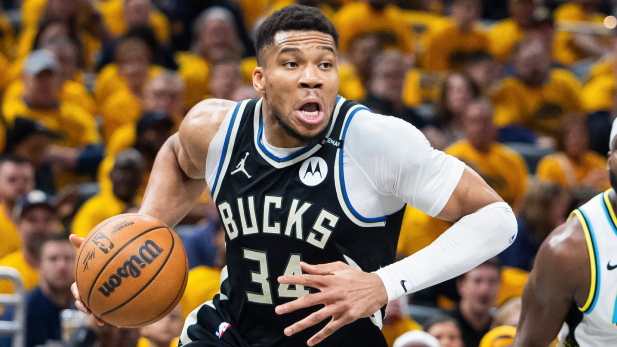 Giannis Antetokounmpo, team president Peter Fagin, says Bucks in a "good location"