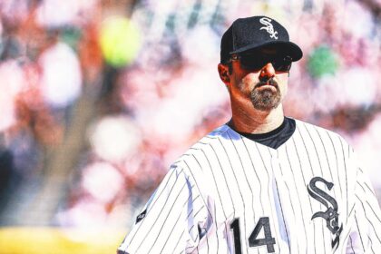 White Sox great Paul Connelco gets a gift from Pope Leo XIV in honor of his 2005 title