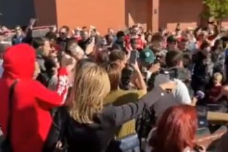 Liverpool fans gather outside Anfield to pay tribute to Diogo Jota after a tragic car accident (video)