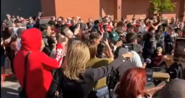 Liverpool fans gather outside Anfield to pay tribute to Diogo Jota after a tragic car accident (video)