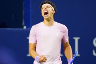 Ben Shelton gathers in the third set to reach Toronto's quarterfinals