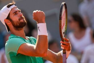 Karen Khachanov corners Alexander Zverev to reach the Toronto Finals