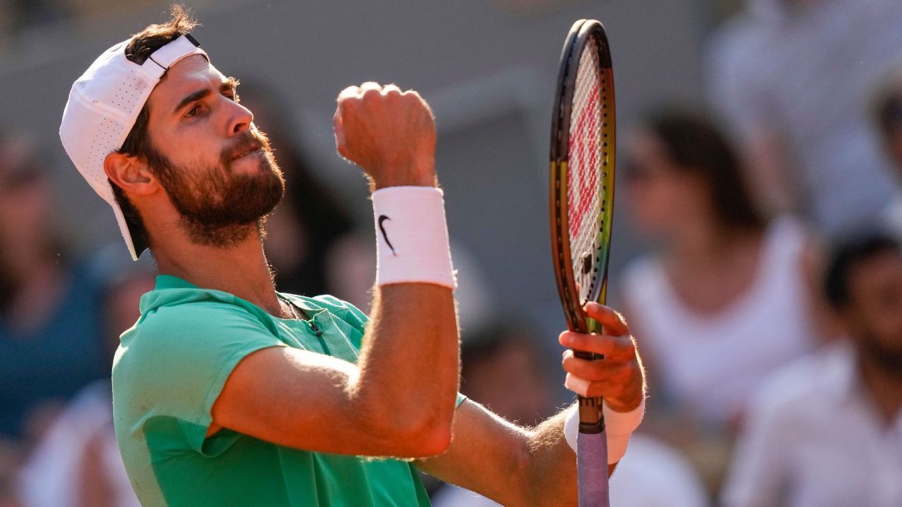 Karen Khachanov corners Alexander Zverev to reach the Toronto Finals