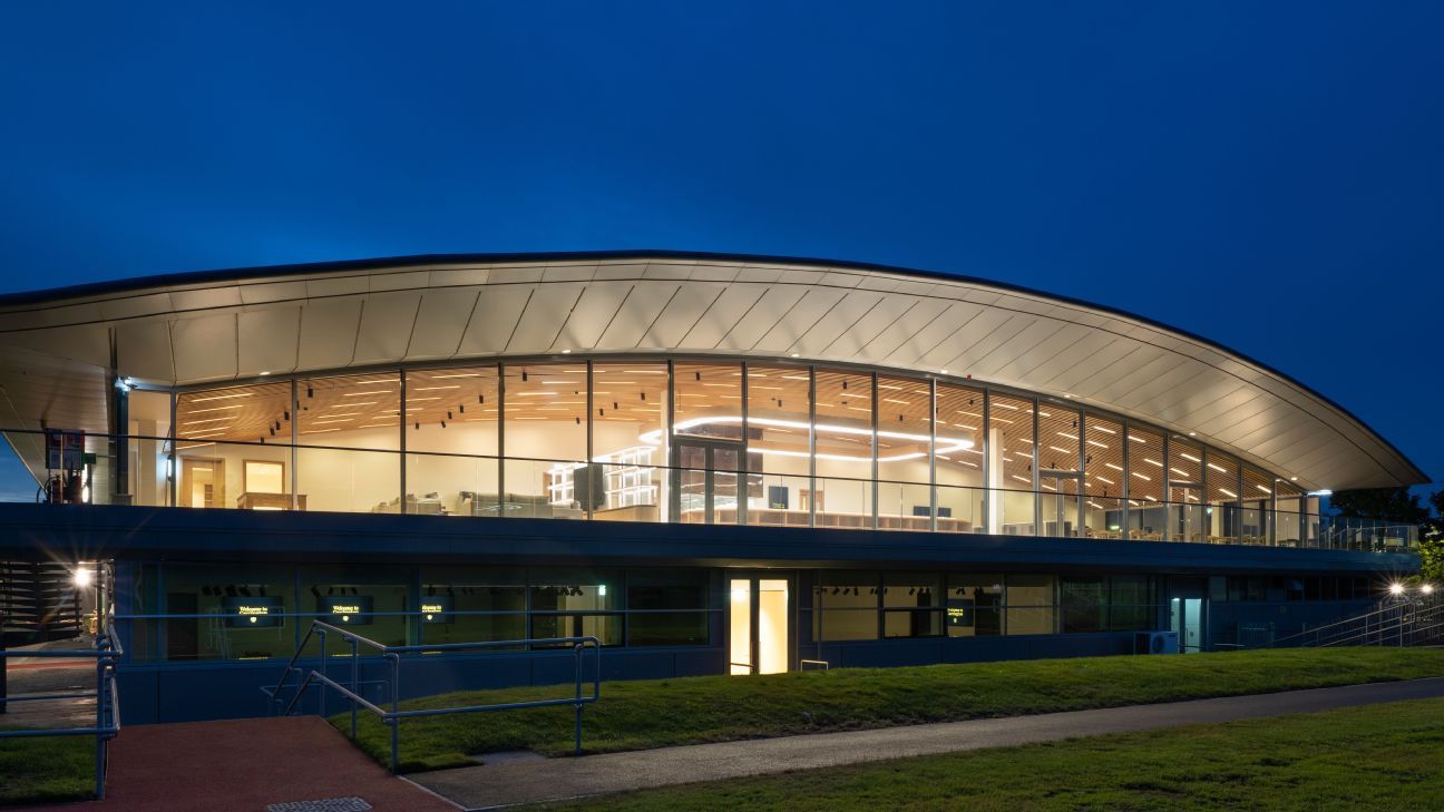 Man Utd has a new training base with "no excuses"