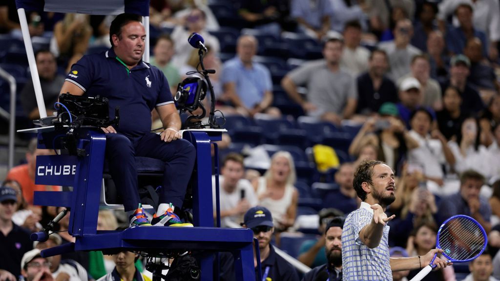 Bonji survives Medvedev's late surge in a chaotic US open match