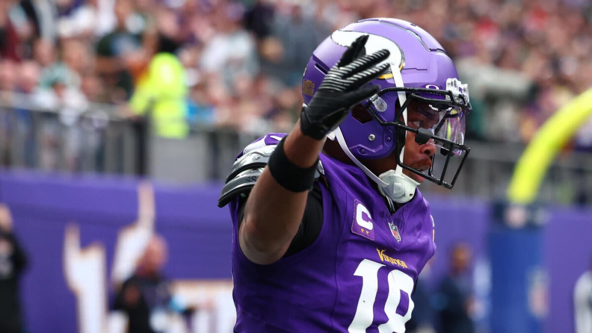 2025 NFL Award Prediction: Experts' Best Benefits for MVP, Rookie of the Year, and Awards in All Seasons