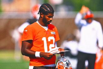 Browns rookie QB Shedale Sanders misses team drill with "arm pain"