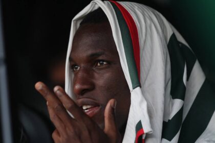 Chelsea now replaces Jackson by signing a "strong" £23 million striker