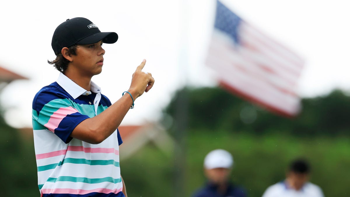 How did Charlie Woods get carried away in the first round of the junior player?