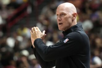 Knix becomes associate head coach to sign a contract with Chris Gent