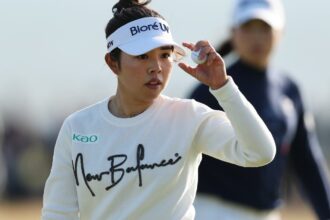 Yamashita Yu clings to lead the way at AIG Women's Open. Charlie Hull 3back