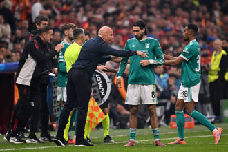 Arne Slot giving instructions to Ryan Gravenberch and Dominik Szoboszlai