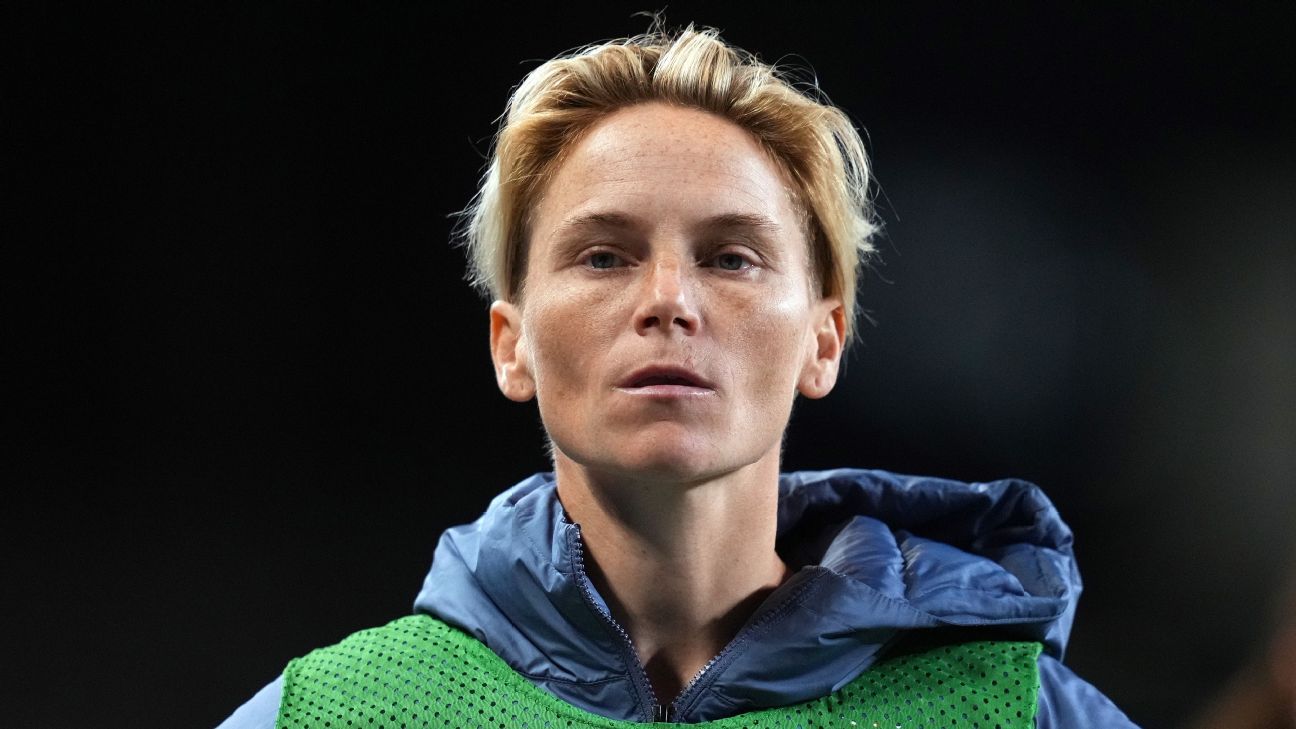 Jess Fishlock extends Seattle stay to 26 years