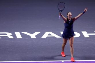 Amanda Anisimova defeats Iga Swiatek to advance to WTA Finals semi-finals