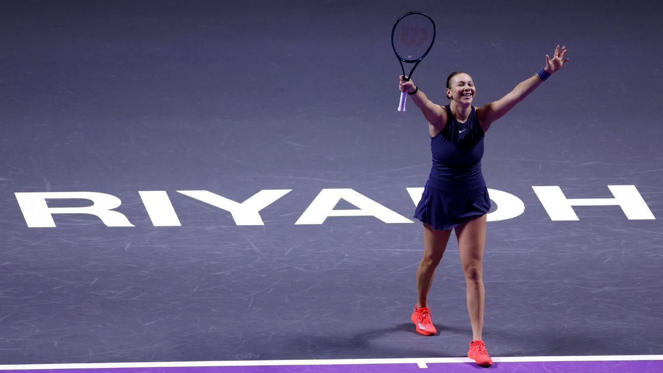 Amanda Anisimova defeats Iga Swiatek to advance to WTA Finals semi-finals